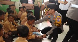 Kunjungi Sekolah Dasar di Pedesaan, Kapolres Tuban Berbagi Makan Siang Bergizi Gratis