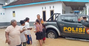 Gerak Cepat Polisi Bersama TNI dan BPBD Evakuasi Warga Terdampak Banjir di Jember