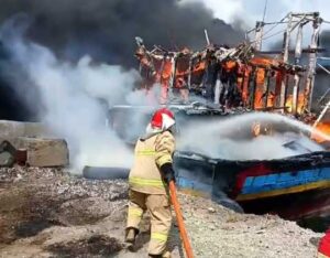 Dua Kapal Nelayan Terbakar Hebat di Selat Bali Banyuwangi