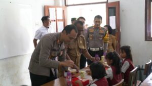 Polisi Peduli, Polres Malang Berbagi Makanan Bergizi untuk Pelajar Terdampak Banjir