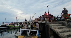 Polres Probolinggo Kirim Bantuan Air Mineral ke Warga Pulau Gili Ketapang