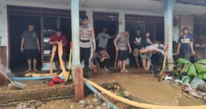Polisi Peduli, Polres Blitar Salurkan Bantuan dan Siapkan Dapur Umum untuk Warga Terdampak Banjir