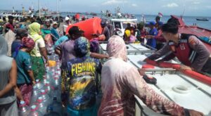 Polres Probolinggo Kota Distribusikan Bantuan 10 Ribu Liter Air Bersih untuk Warga Gili Ketapang