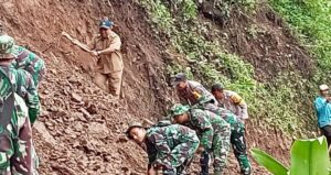 Polres Madiun Bersama TNI Gelar Kerja Bakti Perbaiki Jalan Rusak Akibat Tanah Longsor