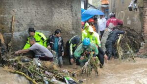Banjir Bandang Terjang Sukabumi, Polri Evakuasi Ibu dan Bayi dari Gang Sempit
