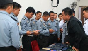 Antisipasi Judi Online, Pegawai Lapas Banyuwangi Jalani Sidak Ponsel