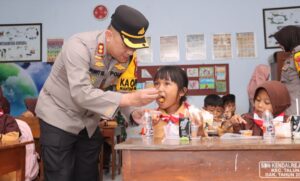 Jumat Berkah, Polres Blitar Berbagi Makanan Bergizi Gratis di Sekolah