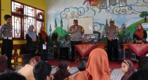 Sukseskan Program Asta Cita, Kapolres Pamekasan Kunjungi SLB PGRI Berbagi Makan Siang Gratis