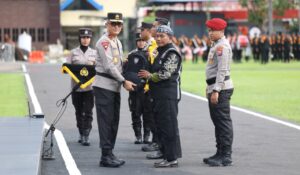 Asistensi Kampung Tangguh dan Polisi RW, Kapolda Jatim Pimpin Apel Besar Petugas Polmas dan Satkamling Pasca Pilkada
