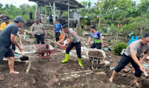Gotong Royong Polisi Bersama Warga Perbaiki Makam yang Rusak Akibat Banjir di Blitar
