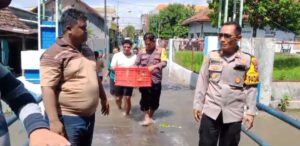 Peduli Bencana, Polisi Salurkan Bantuan Kepada Warga Terdampak Banjir di Jombang