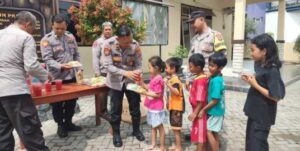 Wujudkan Asta Cita, Polres Kediri Kota Berbagi Makanan Bergizi dan Jus Buah Gratis