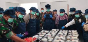 Polresta Banyuwangi dan Forkopimda Bagikan Makanan Bergizi di SDN 2 Karangbendo