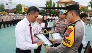 Kapolresta Banyuwangi Anugerahi Reward Kepada Personel Berprestasi