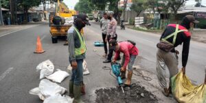 Jelang Nataru, Polres Pasuruan Mitigasi Jalur Surabaya-Malang, Tambal Jalan Berlubang