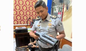 Jaga Kondisi Senjata Api, Lapas Banyuwangi Lakukan Perawatan Rutin