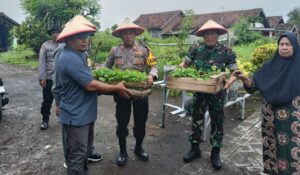 Gelorakan Swasembada Pangan Polisi Serahkan Bibit Tanaman di Tambak Kalisogo Sidoarjo