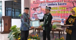 Kepala Dinas Perpustakaan Banyuwangi Terima Anugerah Mitra Literasi Digital