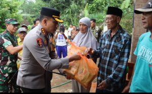 Kapolresta Banyuwangi dan Forkopimda Bersama PT. BSI Salurkan Bantuan untuk Korban Banjir Sukamade