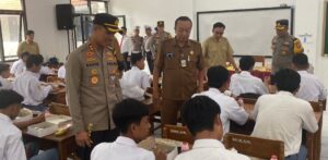 “Si Sumeh” dan “Si Sabar” Polres Pasuruan Kota Kembali Berbagi Makanan Sehat Bergizi Gratis bagi Pelajar