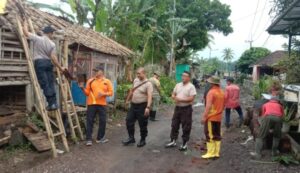 Gercep Polisi Tangani Banjir di Jember Perlancar Lalin hingga Bersihkan Rumah Warga Terdampak