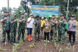 Perhutani, TNI-Garnisun, dan Stakeholder Tanam Ribuan Pohon di Banyuwangi untuk Dukung Program Ketahanan Pangan