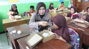 Sukseskan Asta Cita, Polres Probolinggo Berikan Makanan Bergizi untuk Pelajar SD