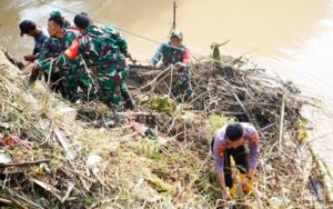 Pasca Banjir, Polres Ponorogo Bersama TNI dan Warga Bersihkan Sungai di Jembatan Tempuran