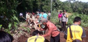 Gercep! Polisi, TNI, dan BPBD Bersinergi Tangani Dampak Banjir dan Longsor di Bondowoso