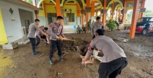 Sinergitas Polisi Bersama TNI dan Warga Bersihkan Lumpur Pasca Banjir di Situbondo