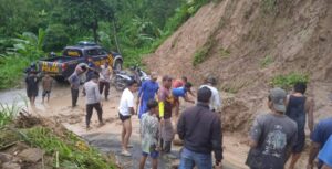 Kolaborasi Polisi Bersama Tiga Pilar dan Warga Tangani Banjir dan Longsor di Jember