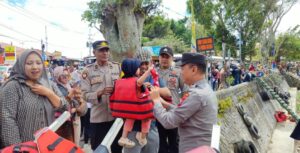 Operasi Lilin Semeru, Polres Magetan Gelar Patroli dan Berbagi Coklat di Lokasi Wisata Sarangan