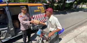 Jumat Berkah, Polresta Banyuwangi Bagikan Nasi Kotak kepada Masyarakat