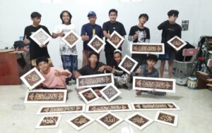 Santri Al Aziz Watukebo Diberi Pelatihan Kaligrafi Kayu untuk Bekal Wirausaha