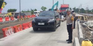 Antisipasi Arus Balik Polres Probolinggo Buka Satu Arah Tol Fungsional Probowangi Segmen Kraksaan – Gending