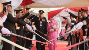 Berlangsung Khidmat; Polresta Banyuwangi Gelar Tradisi Pedang Pora Iringi Bhayangkara Purnabakti