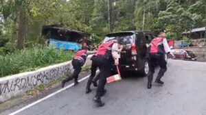 Tim Drogban Polres Magetan Siaga Bantu Kendaraan Wisatawan di Tanjakan Ekstrem Wisata Telaga Sarangan