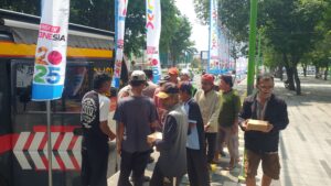 Bagi-bagi Nasi Kotak Gratis; Wujud Kepedulian Polresta Banyuwangi dalam Rangka Jumat Berkah