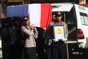 Gugur dalam Tugas, Jenazah Bripka Anumerta Ronald M. Enok Diterbangkan ke Jayapura dan Dimakamkan di Sentani