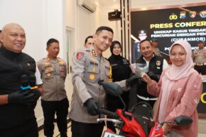 Pelaku Curanmor Ditangkap, Kapolres Ponorogo Kembalikan Motor Milik Korban