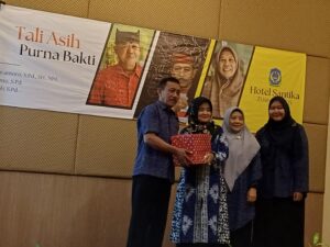 Pemberian Tali Asih Purna Bakti Tiga Guru SMP Negeri 2 Rogojampi