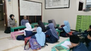 Bu Bhabin Polres Ngawi Ngajar Ngaji Bangun Moral Generasi Sejak Dini