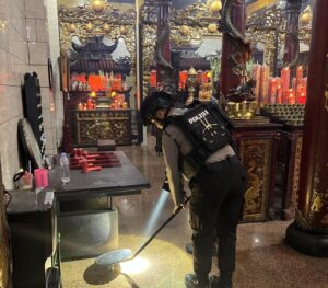 Jelang Imlek Polres Tanjungperak Sterilisasi Sejumlah Klenteng di Surabaya