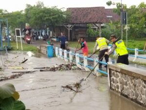 Tanggap Bencana, Polisi Bersama TNI dan Warga Bersihkan Sampah di Aliran Sungai Kali Ulo Magetan