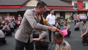 Polres Jember Berikan Kenaikan Pangkat kepada 70 Personil di Awal Tahun 2025