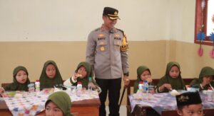 Jumat Berkah, Polres Jember Berbagi Makanan Bergizi Untuk Pelajar Sekolah Dasar