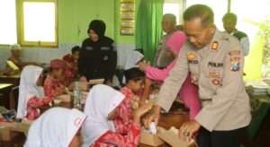 Wujudkan Asta Cita, Polres Probolinggo Berbagi Makanan Bergizi Untuk Siswa Sekolah Dasar