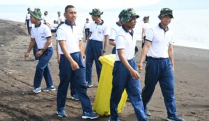 LANAL BANYUWANGI BERSAMA SATGAS JALA WIRA YUDHA XXIII/2025 LAKSANAKAN KONSERVASI LINGKUNGAN DAN PELESTARIAN ALAM DI PANTAI CEMARA BANYUWANGI