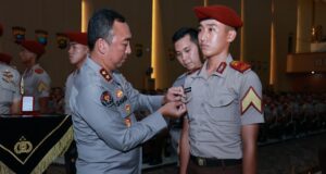 Kadivhumas Berikan Pin Brivet Kepada 10 Taruna Akpol Dengan Nilai Sertifikasi Kehumasan Terbaik