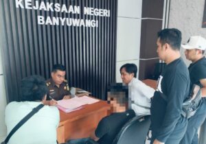 Komitmen Satreskrim Polresta Banyuwangi Dalam Tahap 2 Serahkan Tersangka dan Barang Bukti Kasus Penodongan Senpi ke Kejaksaan